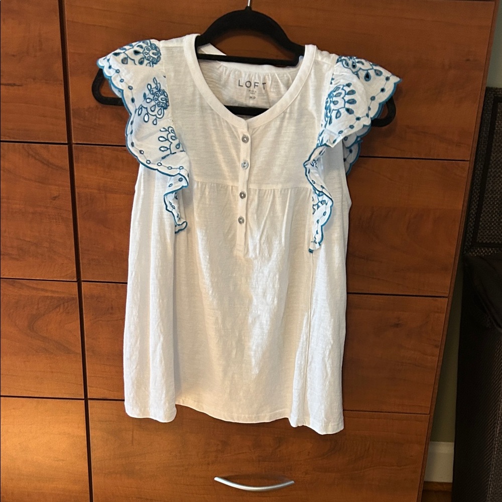 LOFT White Top with Blue Embroidered Ruffles Size Medium Petite